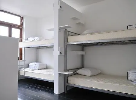 Auberge de jeunesse 47 *