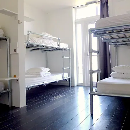 Auberge de jeunesse 47 *