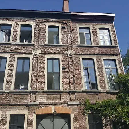 Auberge de jeunesse 47 *