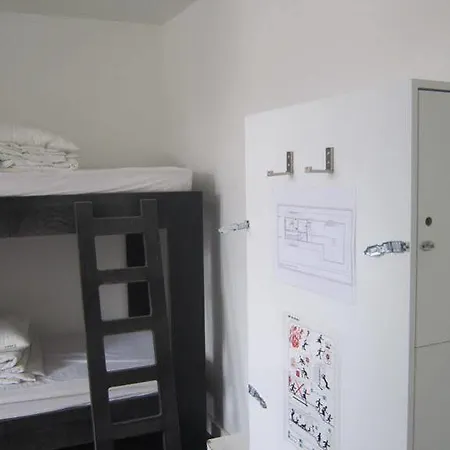 Auberge de jeunesse 47 *
