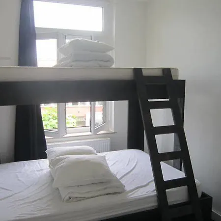 Auberge de jeunesse 47 *