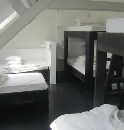 Auberge de jeunesse 47 *